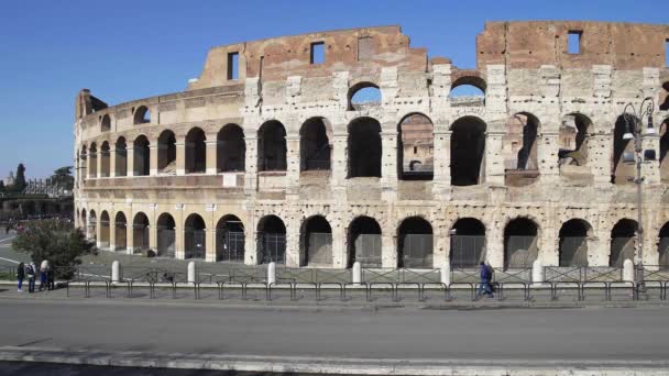 Rome - 20 Feb: Voertuigen en mensen in de buurt van de Roman Colosseum ruïnes — Stockvideo