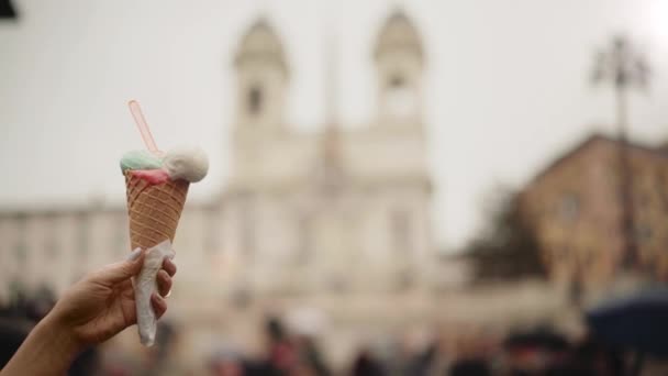 Frau hält ein Eis in der Hand, verschwommene Piazza di Spagna in Rom Italien — Stockvideo