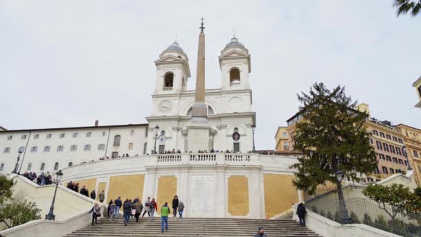 Rzym - lut 20: Turystów na schodach, w pobliżu Piazza di Spagna, Rzym, Włochy, 2018 — Wideo stockowe