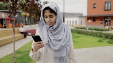 Yürüyüş ve smartphone vasıl seyir hijab genç kadın