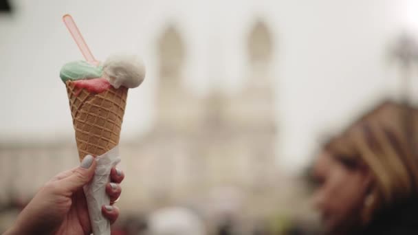 Kobieta ręka trzyma lody przeciwko niewyraźne di Trevi w Rzymie — Wideo stockowe