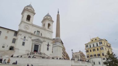 Roma - 20 Şubat: Piazza di Spagna, Roma, İtalya, turist. Soğuk kış günü, 2018