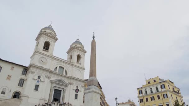 Řím - únor 20: Sklopení dolů turistů na Piazza di Spagna, Řím, Itálie, 2018 — Stock video