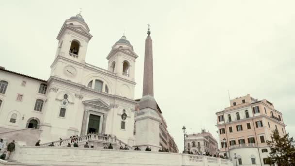 Rome - 20 Feb: Tilt omlaag van mensen op het Piazza di Spagna, Rome, Italië, 2018 — Stockvideo