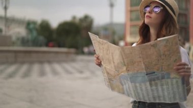 Manzarayı Fransız Sokağı'nın bulutlu gün harita ile sevimli turist