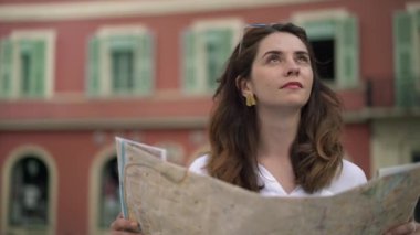 Fransız Sokağı'nda bulutlu gün seyir harita ile sevimli turist