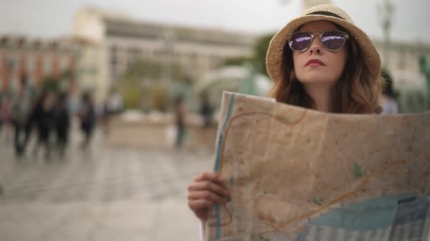 Attraktiv turist med karta njuter utsikten över en gata i Nice, Frankrike, pan sköt — Stockvideo