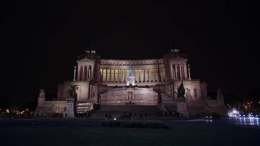 Trafik ve Piazza Venezia yakınındaki insanlar kış gecesi