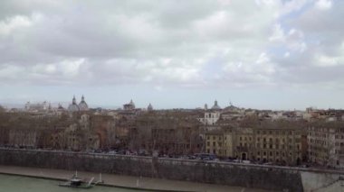 Roma - 20 Şubat: Trafik yakınındaki Castel Sant Angelo ve Vatikan şehri bir bulutlu kış günü, 20 Şubat 2018. Sola doğru pan gerçek zamanlı çekim kurma
