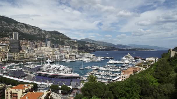 Panorama över Monaco Monte-Carlo, Frankrike. Lyxiga byggnader och yachter under våren — Stockvideo