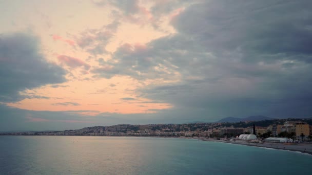 Sunrise in Nice, Frankrijk. Mooie kustlijn en luxe huizen — Stockvideo