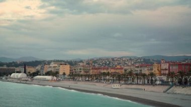 İnsanlar ve gündoğumu, Nice, Fransa sahildeki martılar