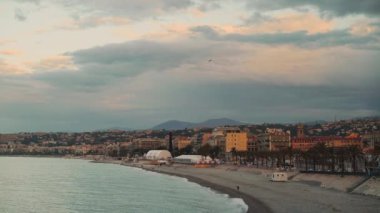 Bahar sabahı. Sunrise Beach, Nice, Fransa. Uçan Martı