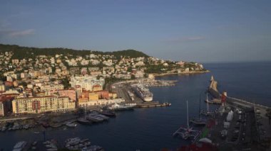 Güzel marina, deniz ve ulaşım bahar gününde kilitli