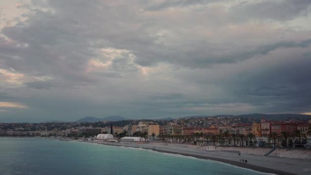 Napkelte-Nizza, Franciaország. Gyönyörű tengerpart és a luxus házak, panoráma shot — Stock videók