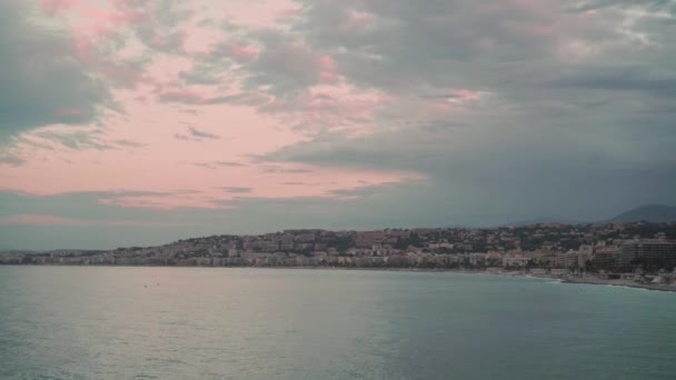 Nice - Травень 05: Пан постріл Ніцци на морі і трафіку, 05 травня 2018 в Ніцці, Франція — стокове відео