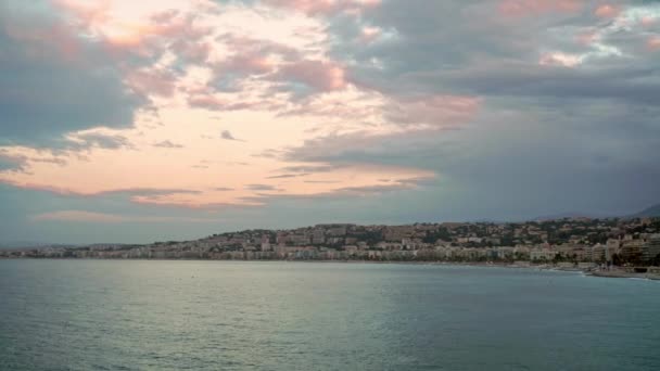 美しい海岸線と高級住宅とニースのフランスの街のビーチにいる人々 穏やかな海 観光の概念 右側のパン リアルタイム エスタブリッシング ショットを左 — ストック動画