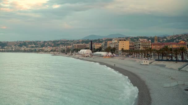Lente ochtend. Zonsopgang op het strand van Nice, Frankrijk — Stockvideo