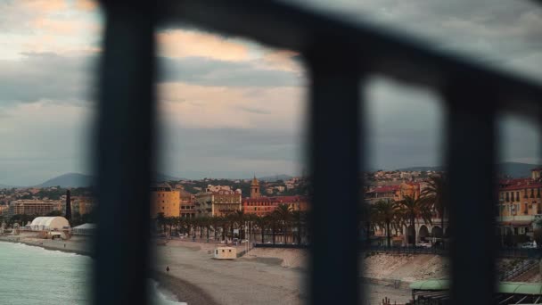 Le matin du printemps. Lever de soleil sur la plage de Nice, France tourné depuis un balcon de l'hôtel — Video