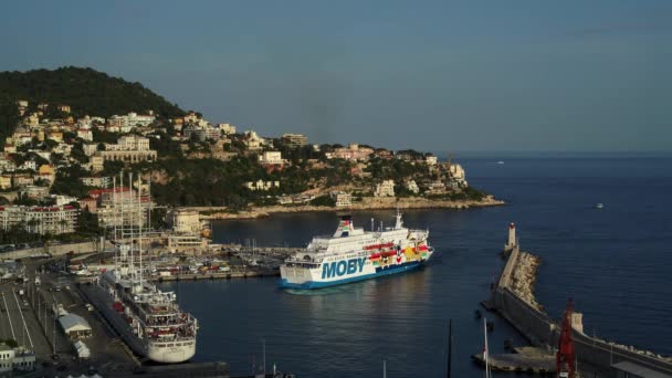 NICE - 06 DE MAYO: barco de vapor que entra en el puerto deportivo de Niza, 06 de mayo de 2018, Francia — Vídeos de Stock