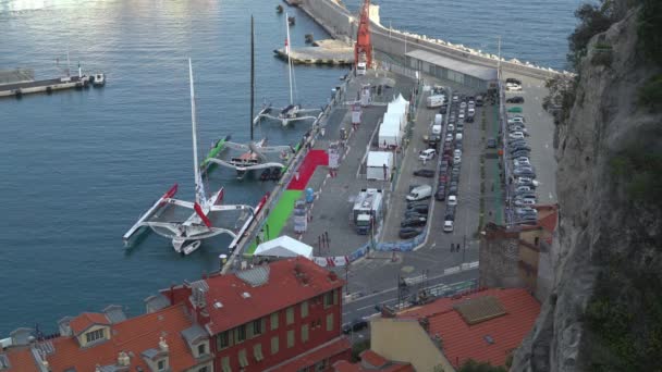 Nice - May 06: Touristen und Einheimische in schönen Yachthafen, May 06, 2018, Frankreich — Stockvideo