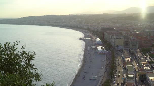 NICE - MAGGIO 06: Turisti e locali a Nizza marina, spiaggia 06 maggio 2018, Francia — Video Stock