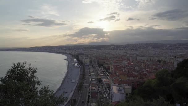 Turisti e locali a Nice marina, Francia, tramonto — Video Stock