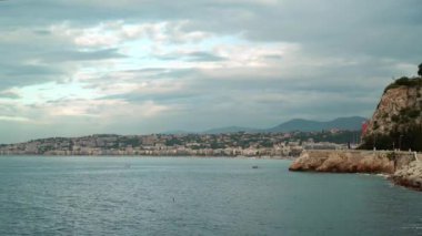 Kürekli insanlar. Güzel panorama bulutlu bahar gününde. Deniz ve dağlar. Fransa