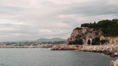 Kürekli insanlar. Güzel kıyı şeridi panorama ve manzaraları bahar gününde. Fransa