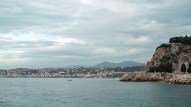 İnsanlar kürekli ve balıkçılar. Güzel kıyı şeridi panorama ve yerler. Güzel ziyaret