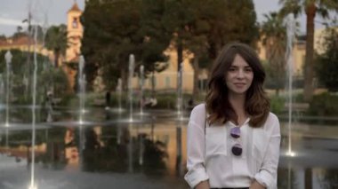 Fransız sokağında bir çeşme yakınındaki dururken gülmek güzel turist kadın