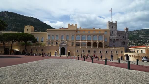 Palacio de los Príncipes de Mónaco en el día de primavera 2018. Turistas y un policía — Vídeo de stock