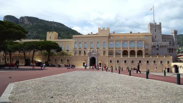 Palacio de los Príncipes de Mónaco en primavera de 2018. Turistas y un policía — Vídeo de stock