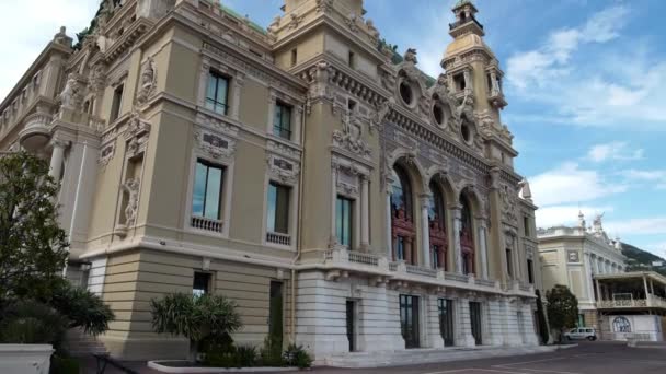 Γείρετε πάνω του το ένα όμορφο κτίριο του Opera de Monte Carlo άνοιξη — Αρχείο Βίντεο