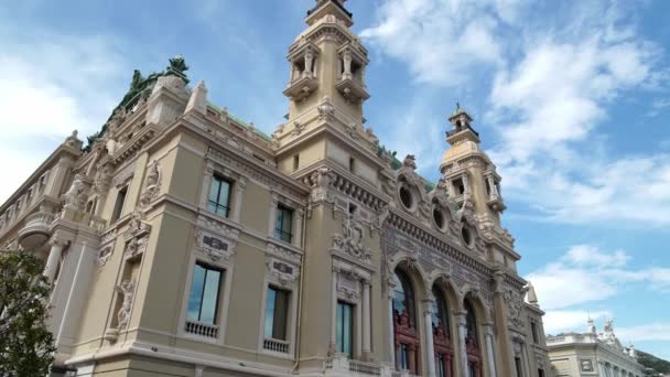 Incline-se para baixo de um belo edifício de Opera de Monte Carlo na primavera — Vídeo de Stock