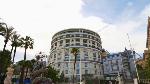 Inclinazione verso il basso del famoso Hotel de Paris a Monte Carlo, Francia in primavera — Video Stock