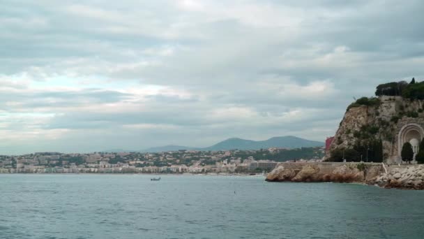 Persone a remi e pescatori. Bel panorama costiero e monumenti. Visita Nizza — Video Stock