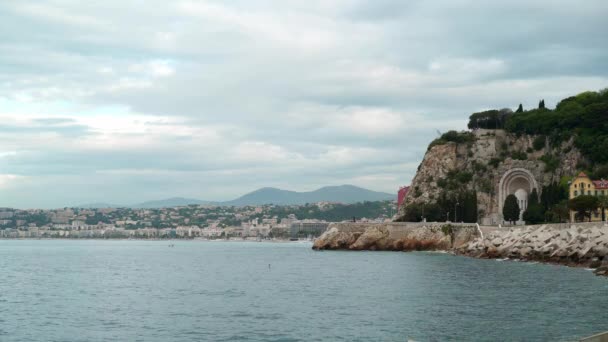 Gente en lanchas. Bonito panorama de la costa y lugares de interés. Visita Niza — Vídeo de stock