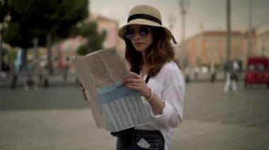 Harita Fransız sokağında Nice güzel turist kız