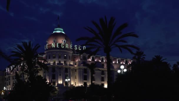 ニース Baie Des Anges のプロムナード ザングレに位置し 2018 で夜撮影ニースのフランスの街の有名なホテル ネグレスコ 自動車運転 — ストック動画