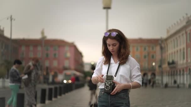 Attrayant photographe femme faisant des photos de Nice, France avec appareil photo vintage — Video