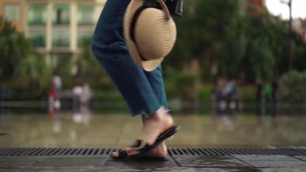 Nogi turysta dziewczyna idąc fontanna w Nicei dnia wiosny — Wideo stockowe