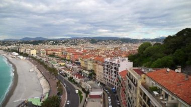 Sakin deniz ve Nice, Fransa, panorama bir bulutlu bahar gününde