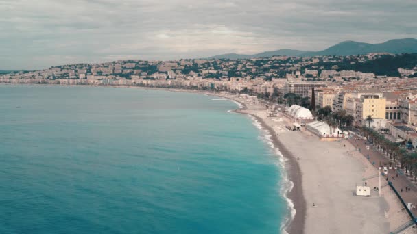Mar tranquilo y panorama de Niza, Francia, en un cálido día de primavera — Vídeos de Stock