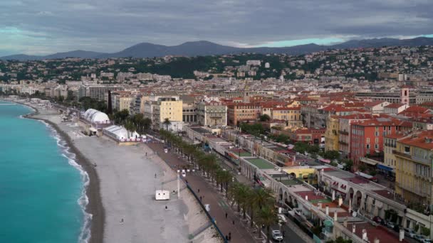 Panorama del complejo de lujo francés de Niza en primavera, palmeras y personas — Vídeos de Stock