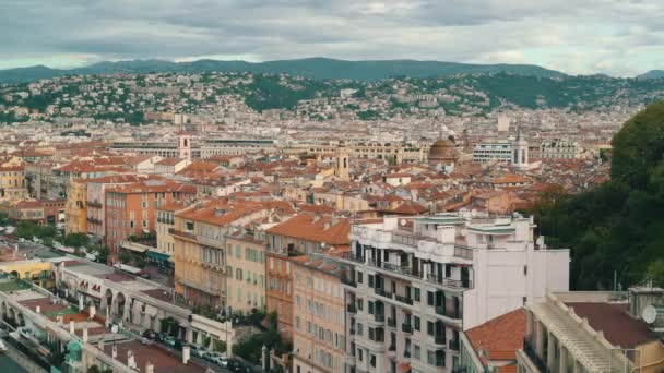 Панорамний знімок французький розкішний курорт Ніцци навесні, будинків і люди — стокове відео