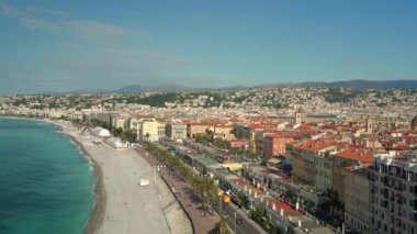 Güzel ve açık bahar bir gün, insanlar, tekneler ve araçların üzerinde Nice Panorama.