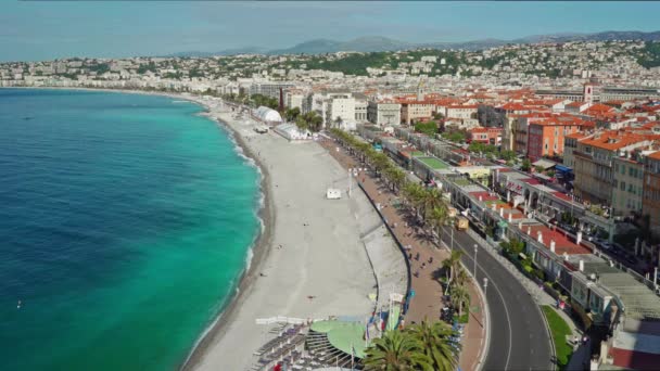 Panorama z francuskiej Nicei, ludzi na plaży, samochody i domy, wiosna — Wideo stockowe