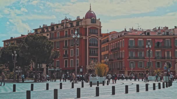 NICE - 05 DE MAYO: Locked down shot of Place Massena, 05 de mayo de 2018 in Nice, France. Tonificado — Vídeos de Stock