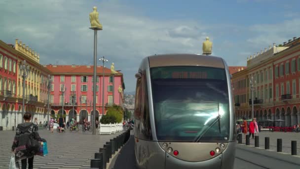 NICE - 05 DE MAYO: Locked down shot of Place Massena, 05 de mayo de 2018 in Nice, France. Tranvía y bicicletas — Vídeos de Stock